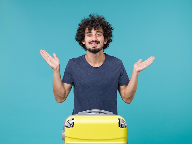 homem de férias se sentindo feliz no azul