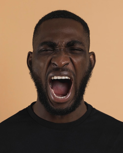 Foto grátis homem de frente gritando em desespero