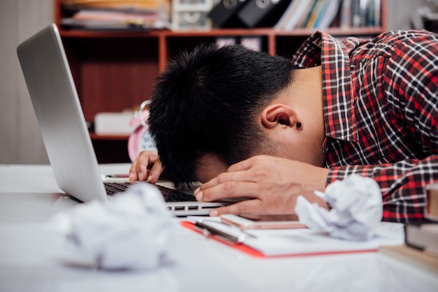 Homem, de, infeliz, businesspeople, sentando, em, escritório negócio