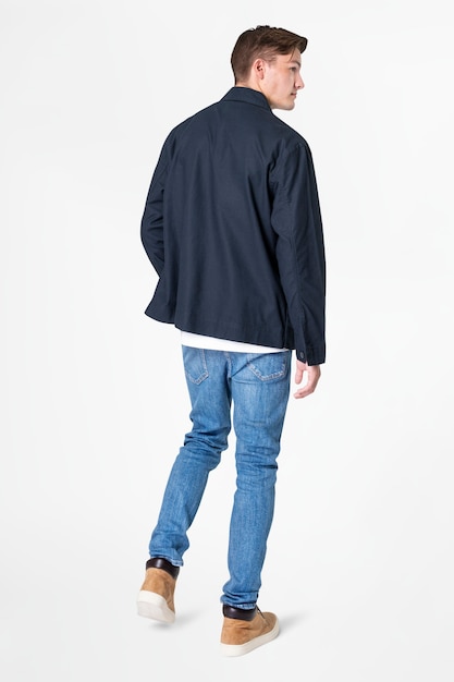 Homem de jaqueta azul marinho e jeans streetwear