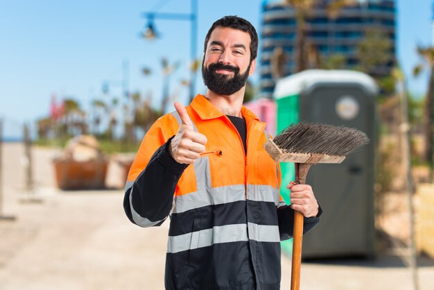 Homem de lixo com o polegar para cima