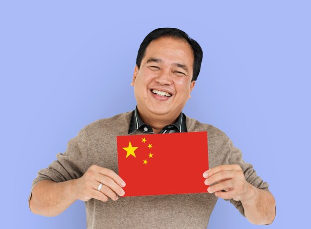 Homem de mãos dadas com a bandeira da China patriotismo