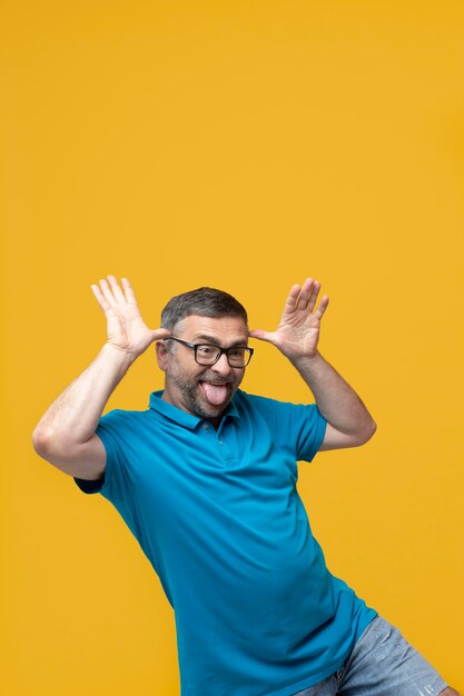 Foto grátis homem de meia idade celebrando a vida