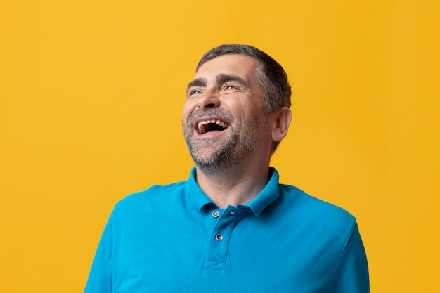 Foto grátis homem de meia idade celebrando a vida