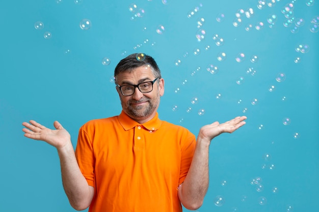 Foto grátis homem de meia idade celebrando a vida