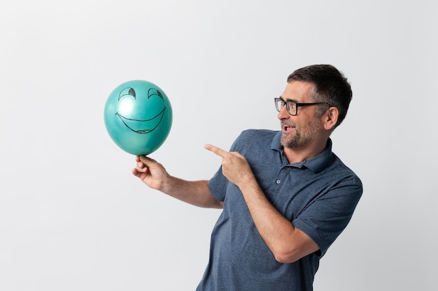 Foto grátis homem de meia idade celebrando a vida