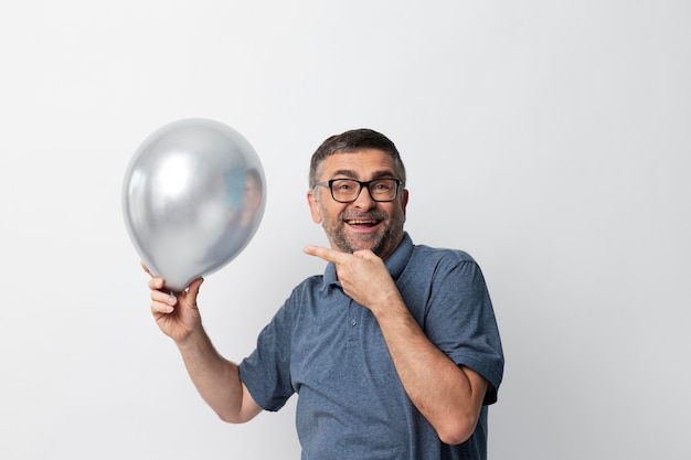 Foto grátis homem de meia idade celebrando a vida