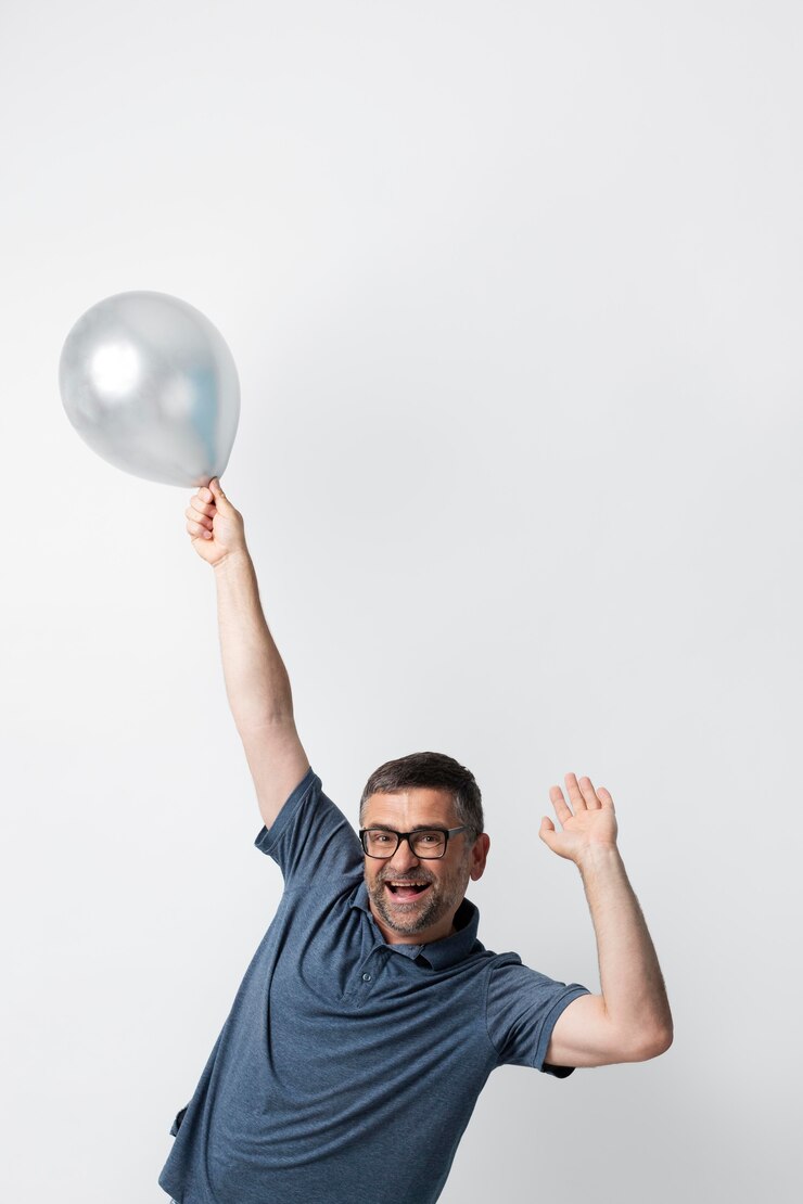 Foto grátis homem de meia idade celebrando a vida