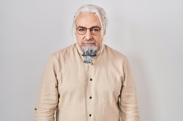 Foto grátis homem de meia-idade com cabelos grisalhos em pé sobre fundo isolado cético e nervoso carrancudo chateado por causa do problema pessoa negativa