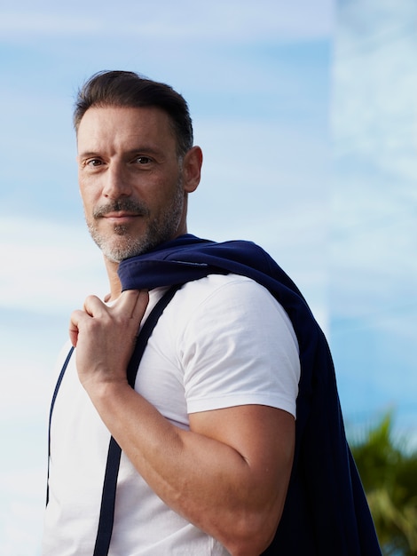 Foto grátis homem de meia idade, vestindo camisa branca com suspensórios