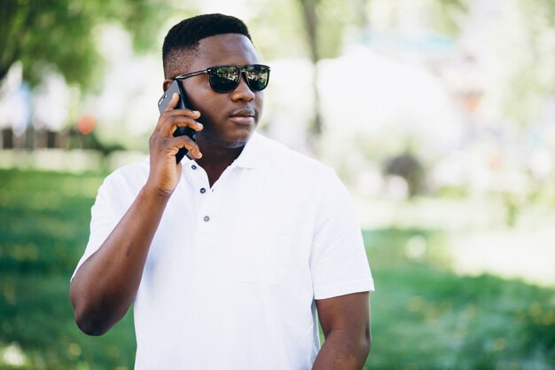 Homem de negócios americano africano com telefone