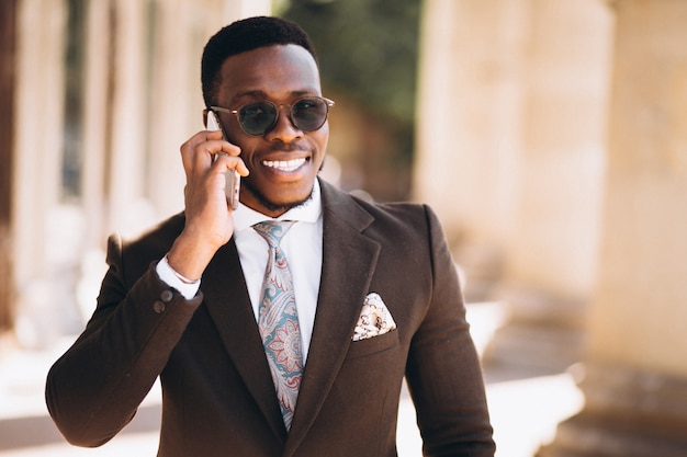 Homem de negócios americano africano falando no telefone