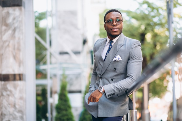 Homem de negócios americano africano na rua