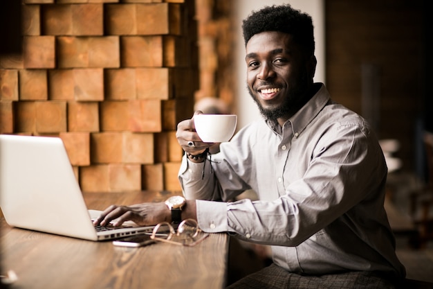 Homem de negócios americano africano