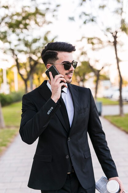 Homem de negócios ao telefone no parque