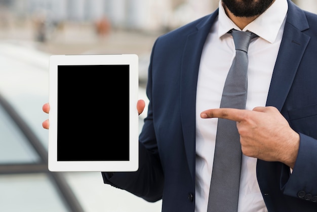 Homem de negócios, apontando para tablet