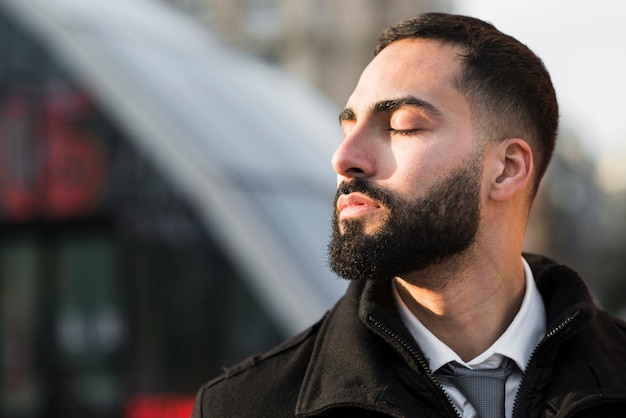 Foto grátis homem de negócios, aproveitando o sol