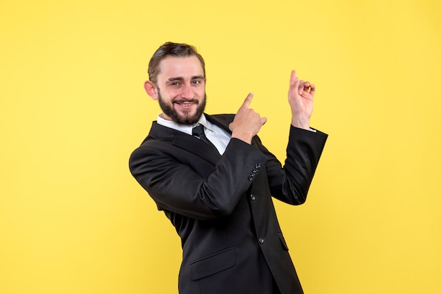 Homem de negócios barbudo apontando para cima com os dedos