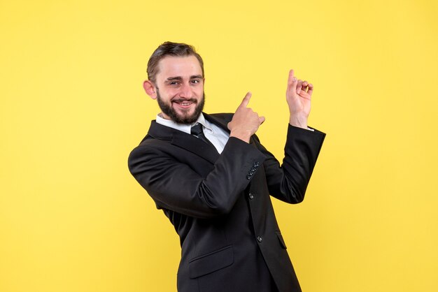 Homem de negócios barbudo apontando para cima com os dedos