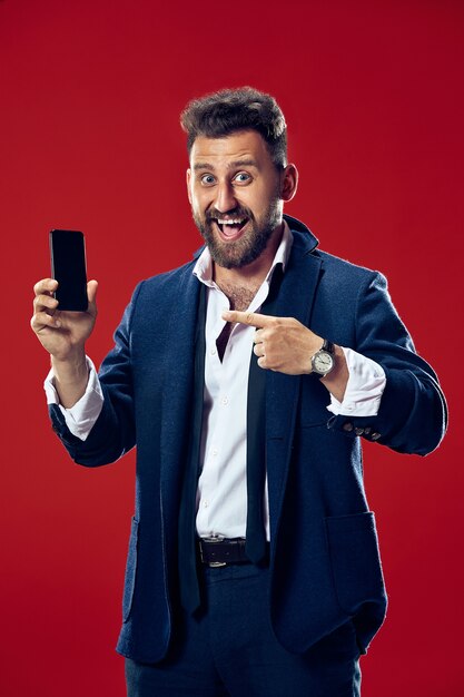 Homem de negócios bonito com telefone celular