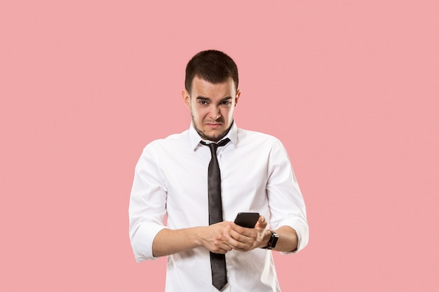 Homem de negócios bonito com telefone celular.