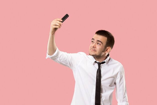 Homem de negócios bonito com telefone celular