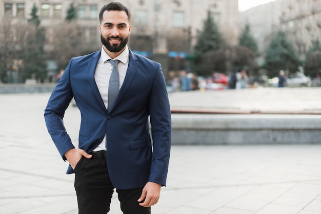 Homem de negócios bonito de alto ângulo