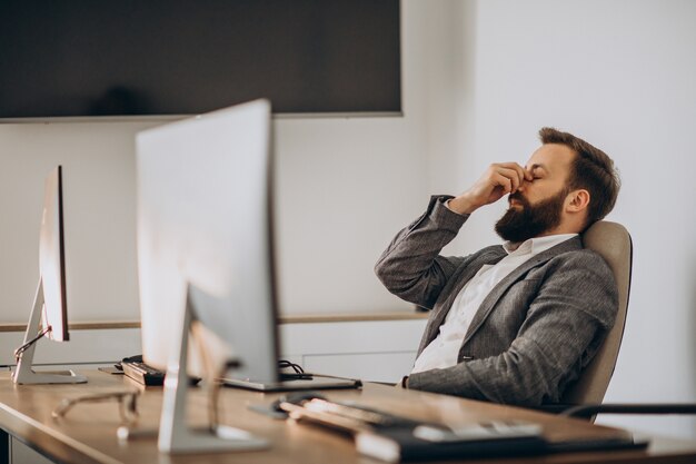 Homem de negócios bonito trabalhando na mesa