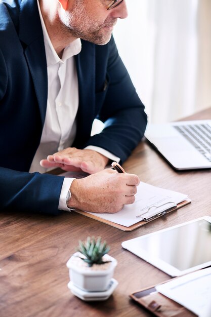 Homem de negócios branco trabalhando no escritório