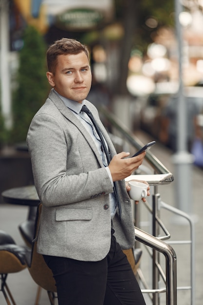 Homem de negocios. Cara de terno. Masculino usa um telefone celular.