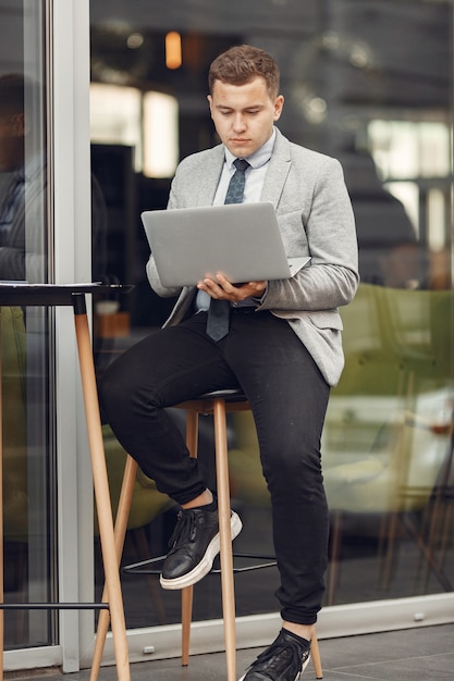 Homem de negocios. Cara de terno. Masculino use um laptop.