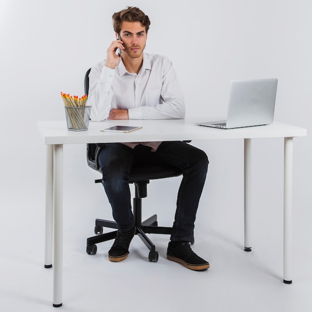 Foto grátis homem de negócios com o telefone no escritório