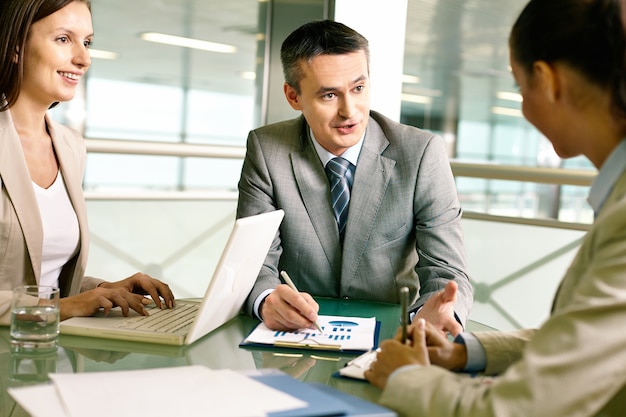 Homem de negócios com sua equipe