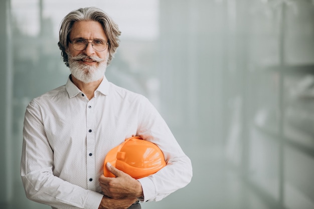 Foto grátis homem de negócios de meia-idade com capacete