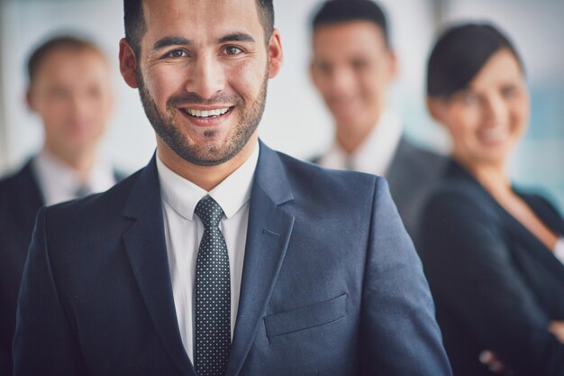 homem de negócios de sorriso no ambiente de trabalho