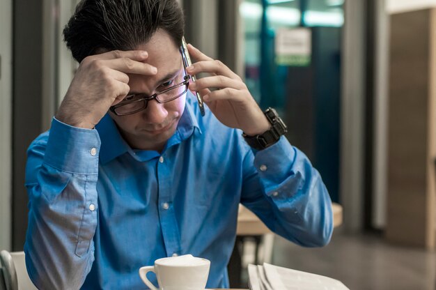 Homem de negócios deprimido na cafeteria. Empresário estressado