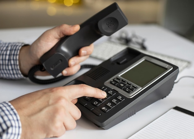 Homem de negócios em close discando número de telefone