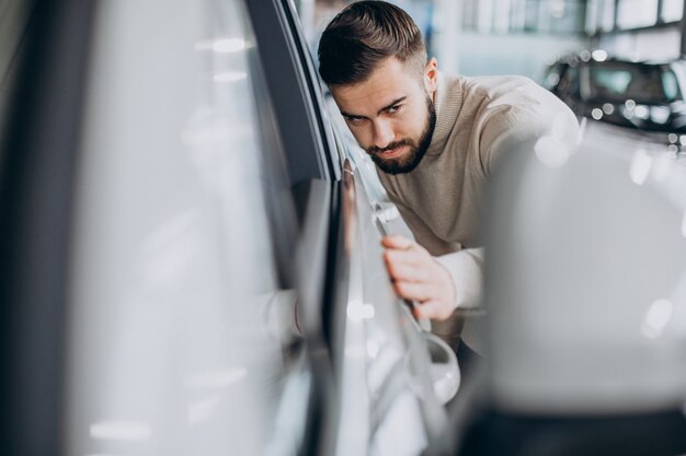 Homem de negócios escolhendo um carro em um salão de beleza