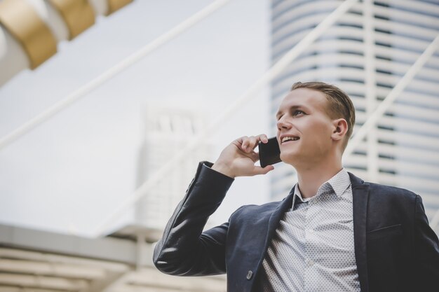 Homem de negócios falando no celular perto do centro de negócios