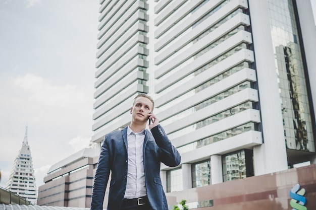 Homem de negócios falando no celular perto do centro de negócios