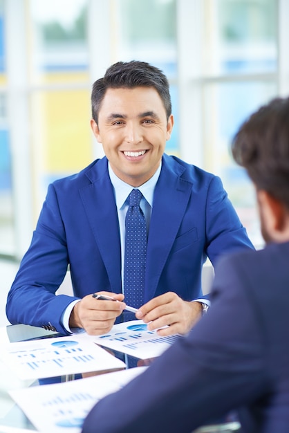 Homem de negócios feliz com um colega de trabalho