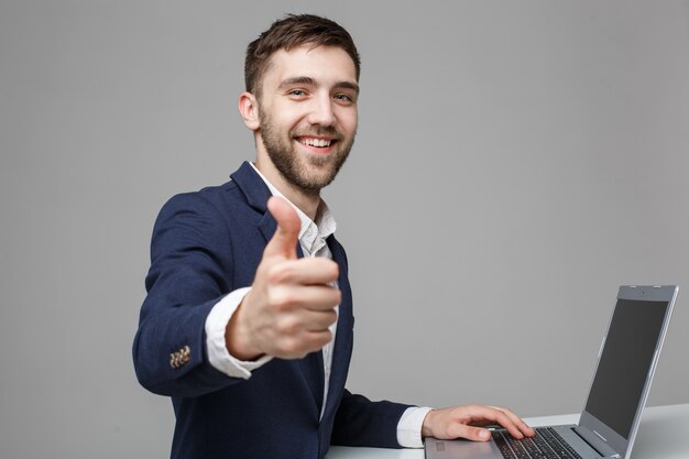 Homem de negócios feliz trabalhando