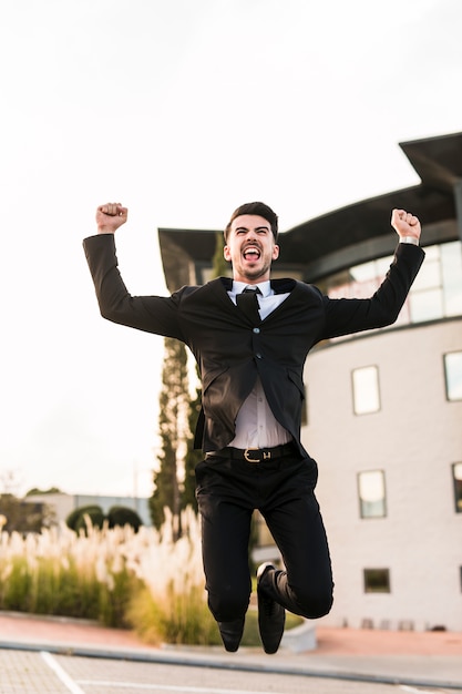 Homem de negócios feliz