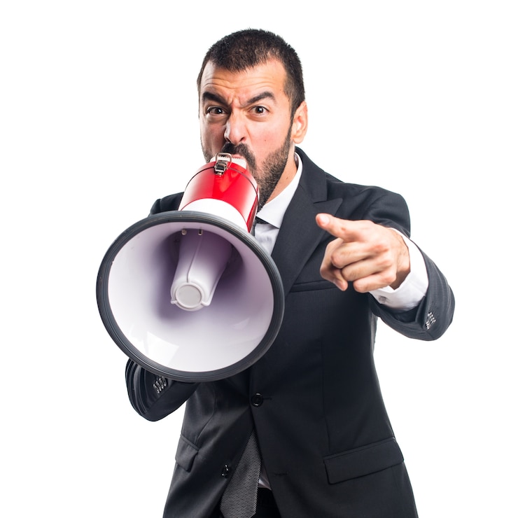 Foto grátis homem de negócios gritando por megafone