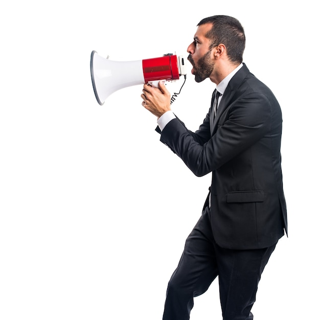 Homem de negócios gritando por megafone