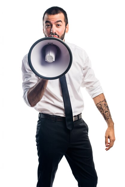 Homem de negócios gritando por megafone