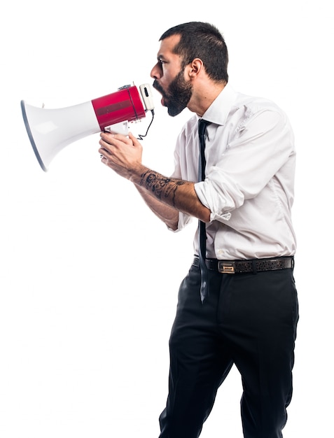 Foto grátis homem de negócios gritando por megafone