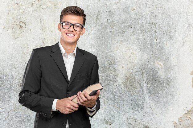 Foto grátis homem de negócios jovem e bonito com um livro