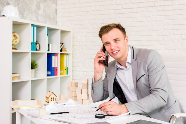 Homem de negócios jovem falando ao telefone