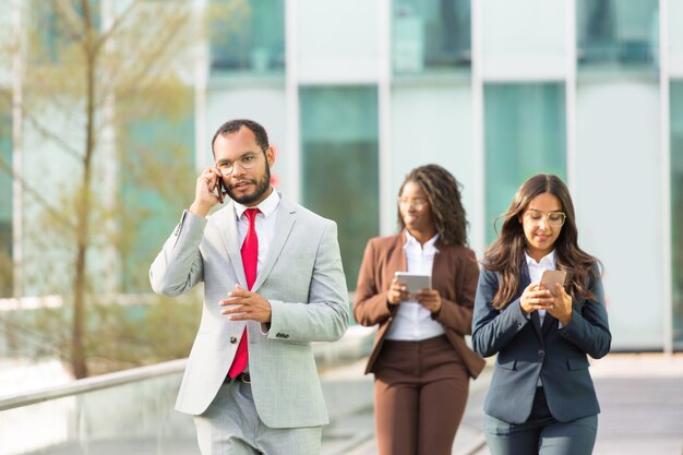 Homem de negócios latino sério falando no celular